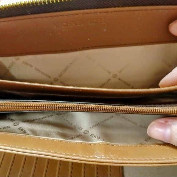 MICHAEL KORS Clutch Wallet - Picture 9 of 16